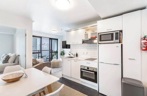 Grafton Apartamento | Central 3BR w Balcony, Full Kitchen & Amenities