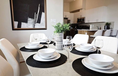 North Central Edmonton Casa | Central 5 Bedroom |A/C|Rogers|Commonwealth|EXPO