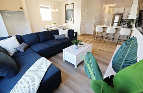North Central Edmonton Casa | Central 5 Bedroom |A/C|Rogers|Commonwealth|EXPO