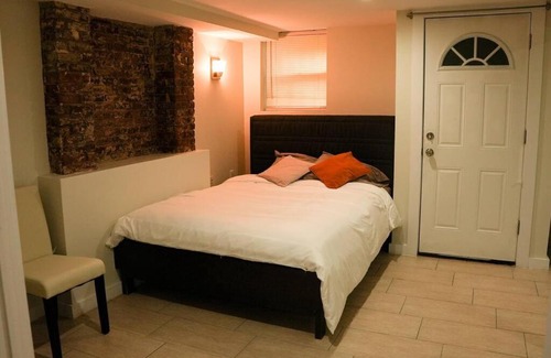Bushwick Apartamento | Central 5BR Duplex w/ Patio for 14 guests