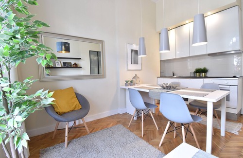Losonci negyed Casa | Central de 6 dormitorios / 5 baños con balcones