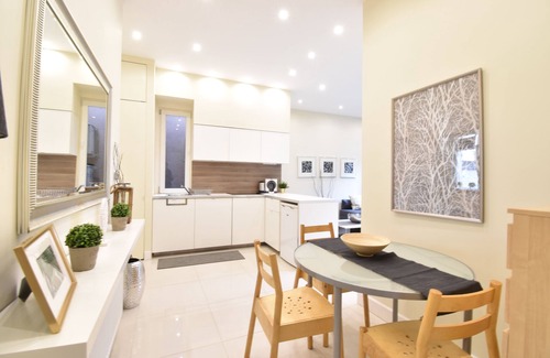 Losonci negyed Casa | Central de 6 dormitorios / 5 baños con balcones