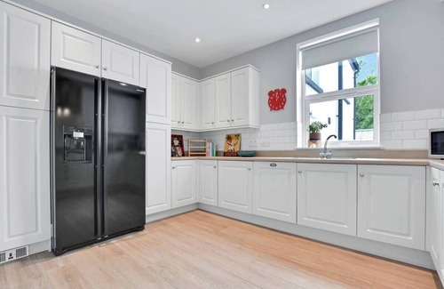 Ballycastle Casa | Central 6-bedroom house close to Beach and amenities