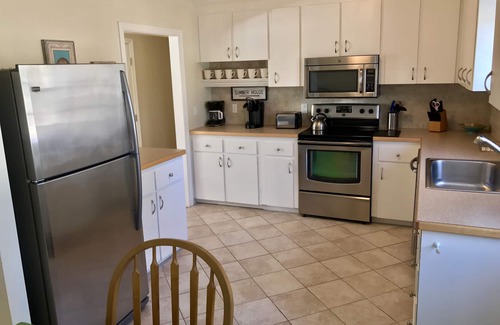 West Dennis Casa | 6 dormitorios y 3 baños con A / C central, a pie de playa, cerrada patio, Wi-Fi, TV de alta definición