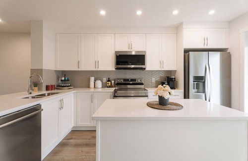Northwest Calgary Casa | Central AC| Close Banff | Pond View |Rooftop Balcony