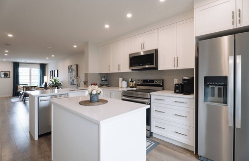 Northwest Calgary Casa | Central AC| Close Banff | Pond View |Rooftop Balcony