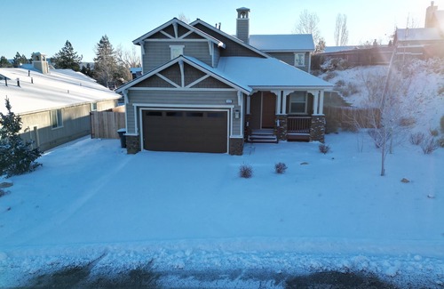 Big Bear Casa | Central AC! Modern Mountain Getaway in Big Bear: Hot tub, Games, Firepit, BBQ