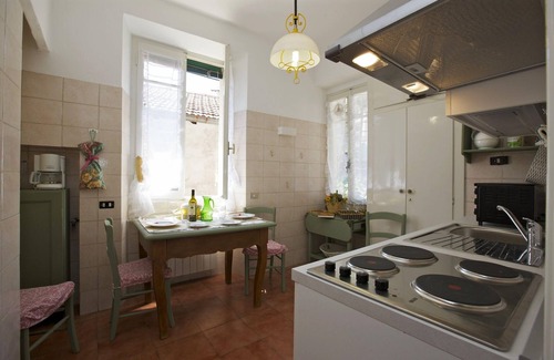 Cannero Riviera Casa | Casa en esquina central y tranquila de 3½ habitaciones con 3 balcones y estacionamiento subterráneo