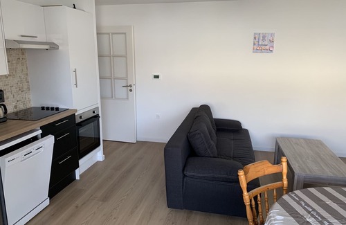 Fort-Mahon-Plage Apartamento | Apartamento nuevo cerca de la playa con balcón, parking y equipamiento para bebés