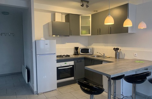 La Roche-Posay Apartamento | Apartamento céntrico en La Roche-Posay: 2 hab, terraza, piscina y Wi-Fi