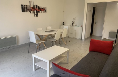La Roche-Posay Apartamento | Apartamento céntrico en La Roche-Posay: 2 hab, terraza, piscina y Wi-Fi