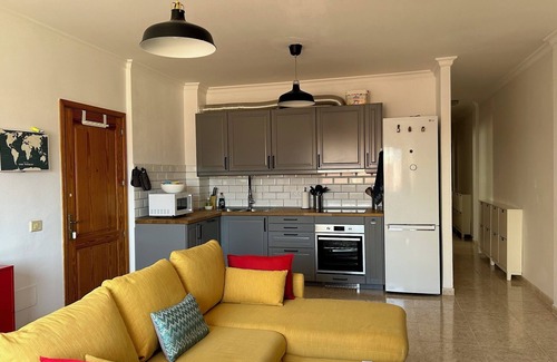 Playa de Arinaga Apartamento | Central apartment 3 minutes walk to beach promenade, restaurants, cafés