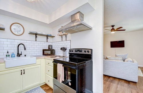 Pinellas Park Apartamento | Central Apt: Heated Pool, W/D on Site