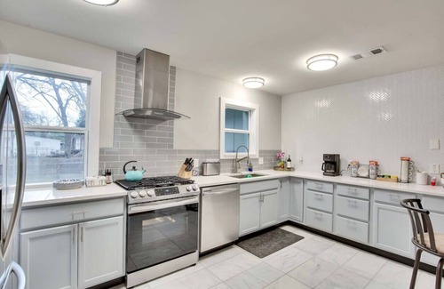 Govalle Casa | Central Austin 6 Bedroom Gem