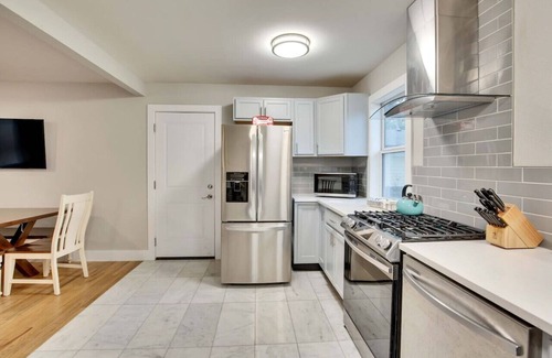 Govalle Casa | Central Austin 6 Bedroom Gem