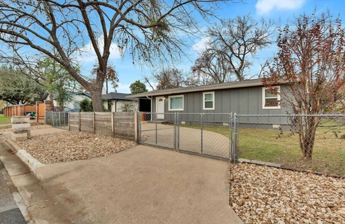 Govalle Casa | Central Austin 6 Bedroom Gem