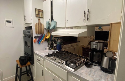 North University Apartamento | Central Austin Apartment with Pool + Balcony. Pet-friendly! Family friendly!