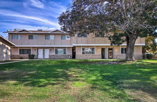 Country Rose Casa | Central Bakersfield Townhome with Private Patio