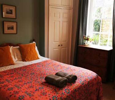 Upper Town Apartamento | Central Bath Apartment Private Parking Courtyard Garden
