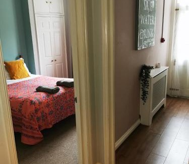Upper Town Apartamento | Central Bath Apartment Private Parking Courtyard Garden