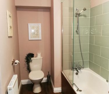 Upper Town Apartamento | Central Bath Apartment Private Parking Courtyard Garden