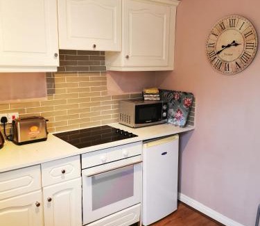 Upper Town Apartamento | Central Bath Apartment Private Parking Courtyard Garden