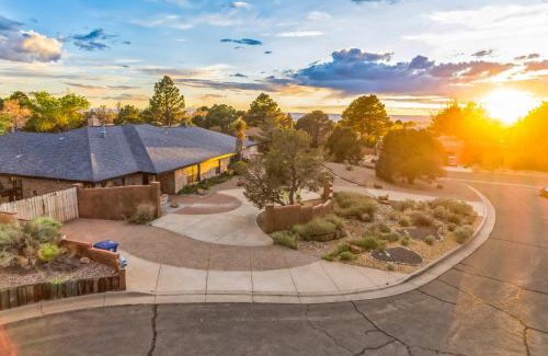 Albuquerque Casa | Central BBQ Haven - 4bd - Games - Outdoor Movie