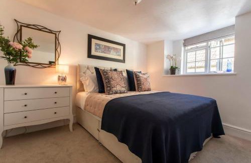 Bradford-on-Avon Casa | Central, beautiful home - with parking