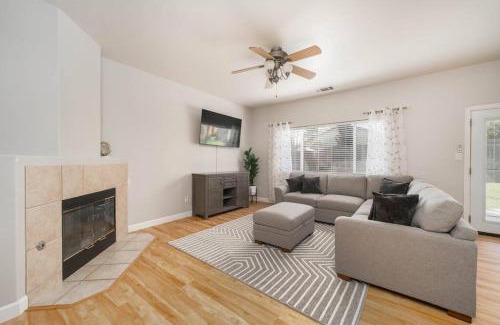 River Oaks Casa | Central Bliss near parks & shops