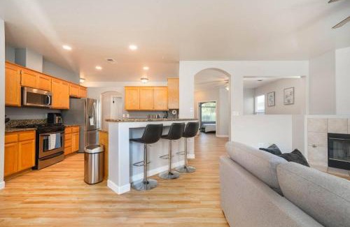 River Oaks Casa | Central Bliss near parks & shops