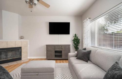 River Oaks Casa | Central Bliss near parks & shops