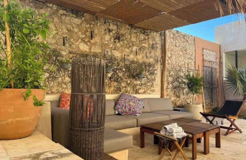 Barrio de Santiago Casa | Central & Bohemian House Pool Yard