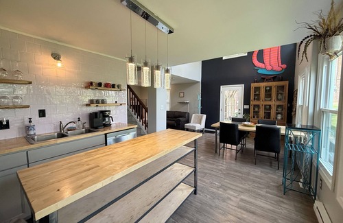 Broadway Casa | Central Broadway Stay across from the Park & Creek - Shenandoah Valley Treasure!