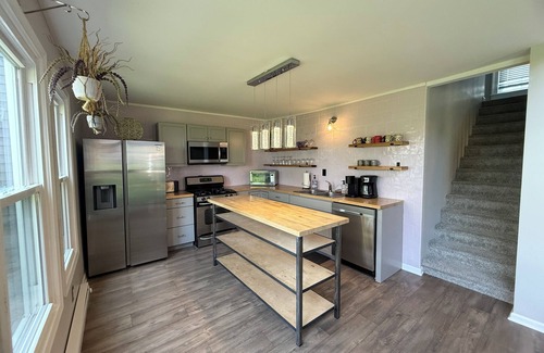 Broadway Casa | Central Broadway Stay across from the Park & Creek - Shenandoah Valley Treasure!