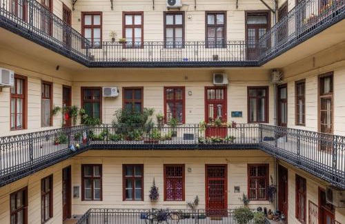 Palace District Apartamento | Central Budapest Oasis 5ppl - Tram at doorstep