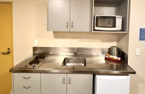 Edgeware Cabina | Central Christchurch Twin Studio with Full Kitchen