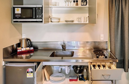 Edgeware Cabina | Central Christchurch Twin Studio with Full Kitchen