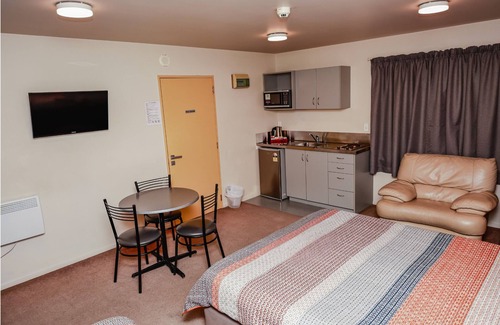 Edgeware Cabina | Central Christchurch Twin Studio with Full Kitchen