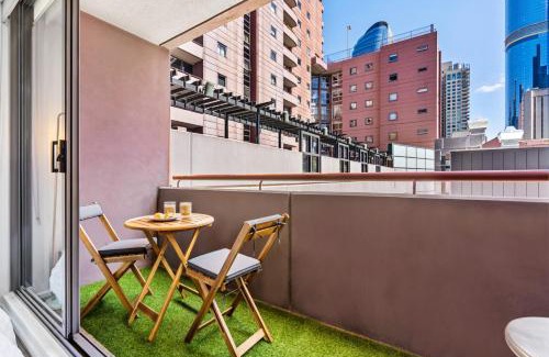 Chinatown Apartamento | Central City Chic - sleeps 6, free parking