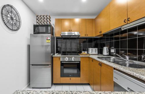 Chinatown Apartamento | Central City Chic - sleeps 6, free parking