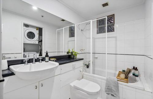 Chinatown Apartamento | Central City Chic - sleeps 6, free parking