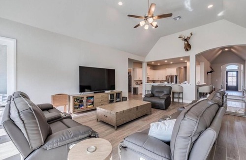 San Marcos Casa | Central City Retreat - Dedicated Office w/ Amenity Center w/ 2 Pools & Gym.