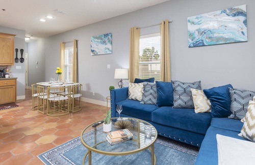 McAllen Condominio | Central Condo! Perfect location for shopping + dining w/ pool on site.