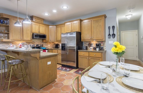 McAllen Condominio | Central Condo! Perfect location for shopping + dining w/ pool on site.
