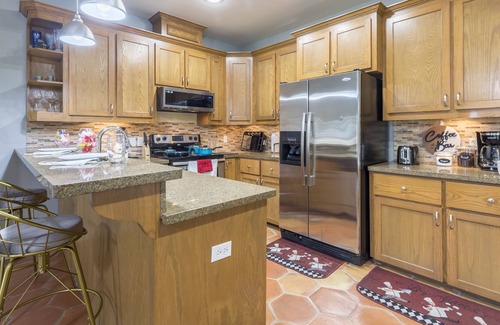 McAllen Condominio | Central Condo! Perfect location for shopping + dining w/ pool on site.