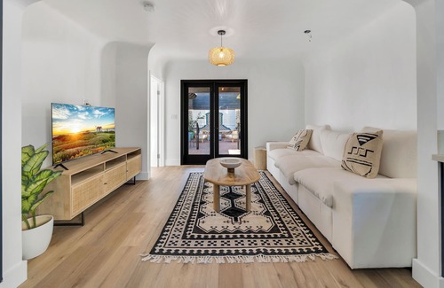 Beverly Grove Cabaña | Central Cottage with Court Yard and Guest House