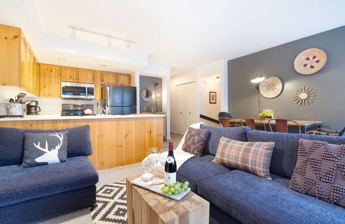 Whistler Cay Heights Casa | 3Br T-house: PrivateHotTub, almacenamiento seguro de bicicletas, estacionamiento gratuito