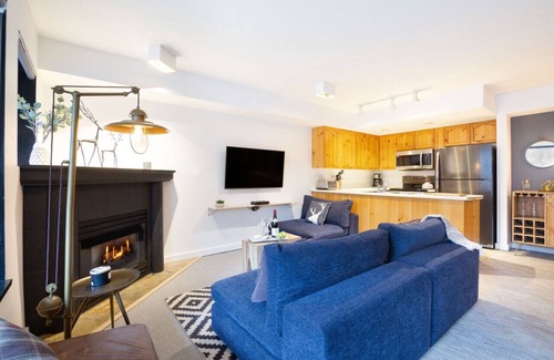 Whistler Cay Heights Casa | 3Br T-house: PrivateHotTub, almacenamiento seguro de bicicletas, estacionamiento gratuito