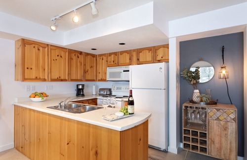 Whistler Cay Heights Casa | 3Br T-house: PrivateHotTub, almacenamiento seguro de bicicletas, estacionamiento gratuito