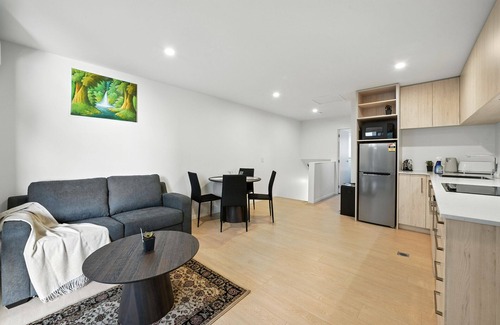 Christchurch City Centre Cabaña | Central Crossing - Christchurch Holiday Home